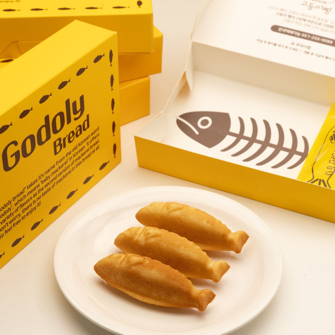 노란 Godoly Bread 박스와 접시 위의 고도리빵